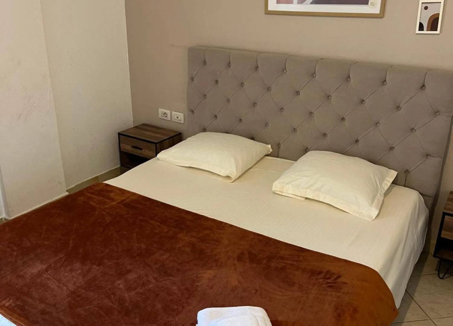 Cozy City Center Apartment contacts